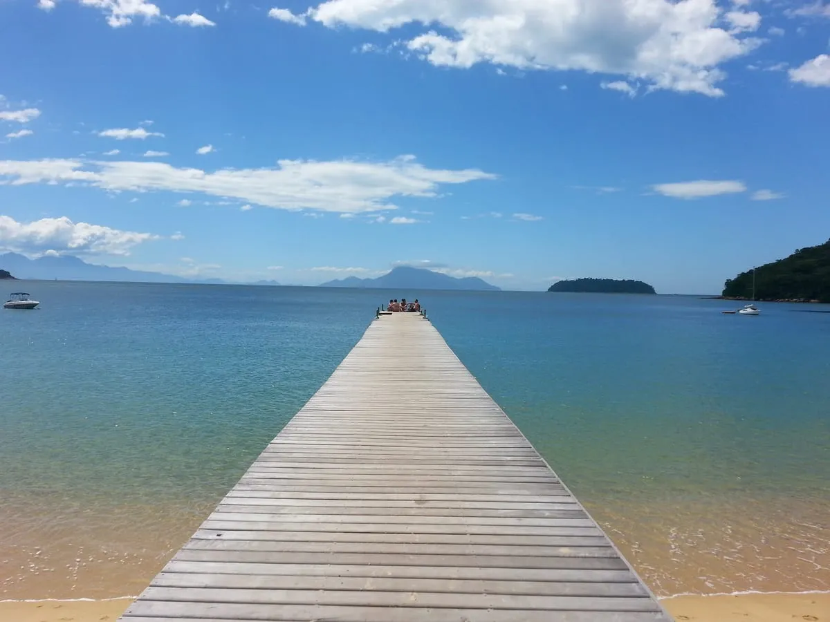 Un muelle de madera sobre el agua transparente de la bahía de Angra dos Reis
