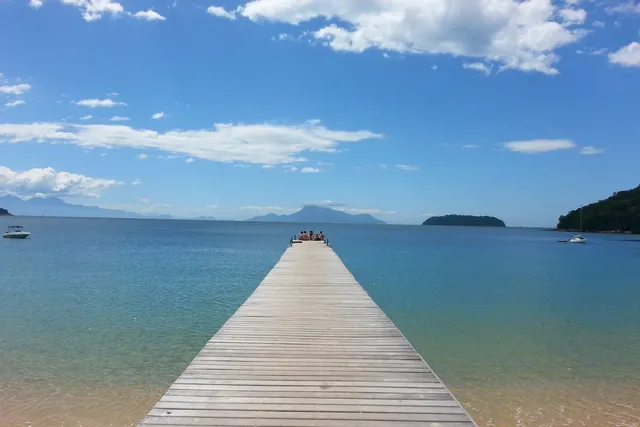 Un muelle de madera sobre el agua transparente de la bahía de Angra dos Reis