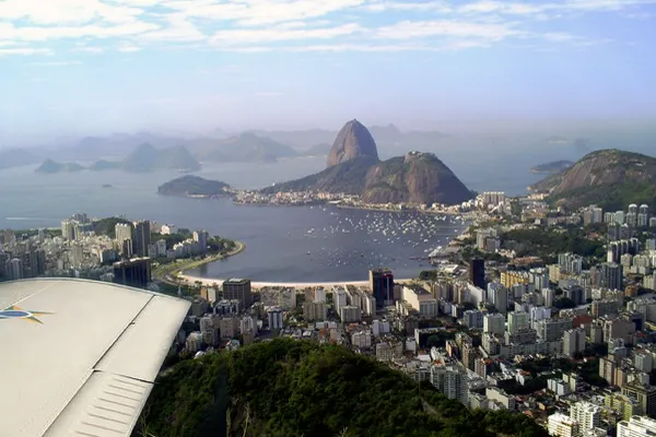 Avión aterrizando en Río de Janeiro