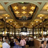 Salón interior de la Confeitaria Colombo, con sus espejos y vitrales