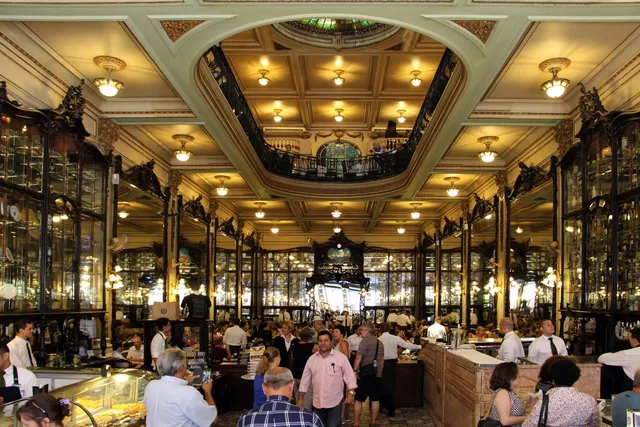 Salón interior de la Confeitaria Colombo, con sus espejos y vitrales
