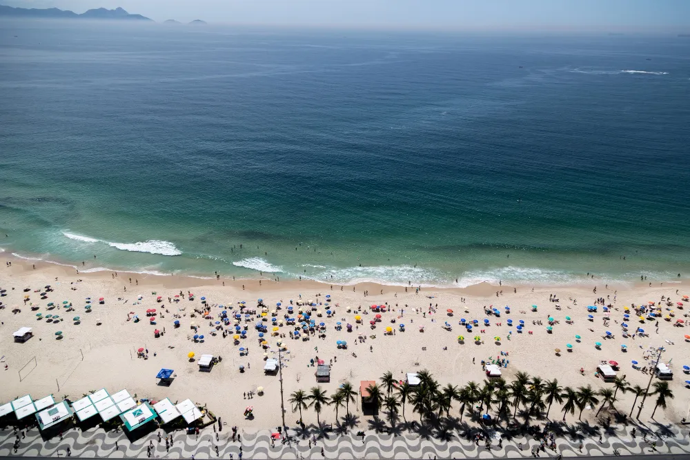 Vista aérea de Copacabana, la zona turística más transitada de Río