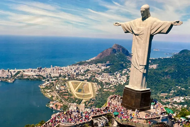 El Cristo Redentor en lo alto del Corcovado, con los brazos abiertos sobre Río