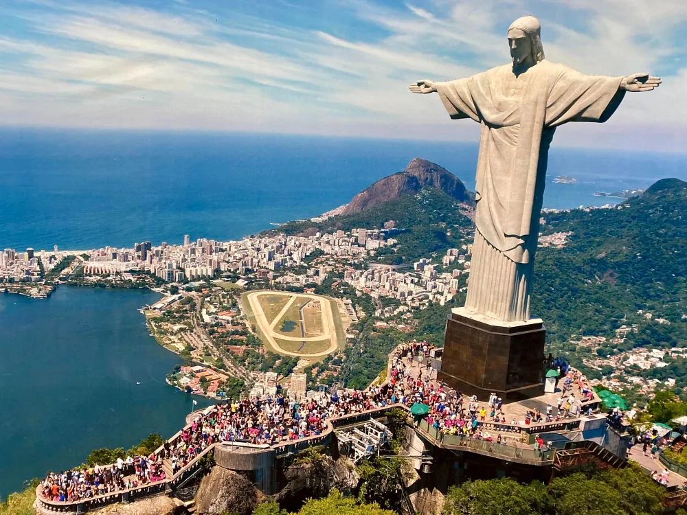 El Cristo Redentor en lo alto del Corcovado, con los brazos abiertos sobre Río
