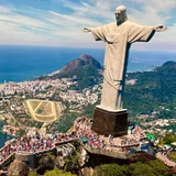 El Cristo Redentor en lo alto del Corcovado, con los brazos abiertos sobre Río