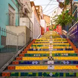 Los escalones de la Escadaria Selarón cubiertos de azulejos de colores, vistos desde abajo