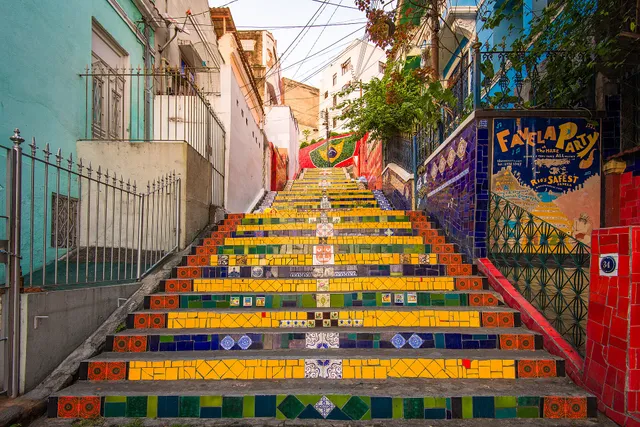 Los escalones de la Escadaria Selarón cubiertos de azulejos de colores, vistos desde abajo