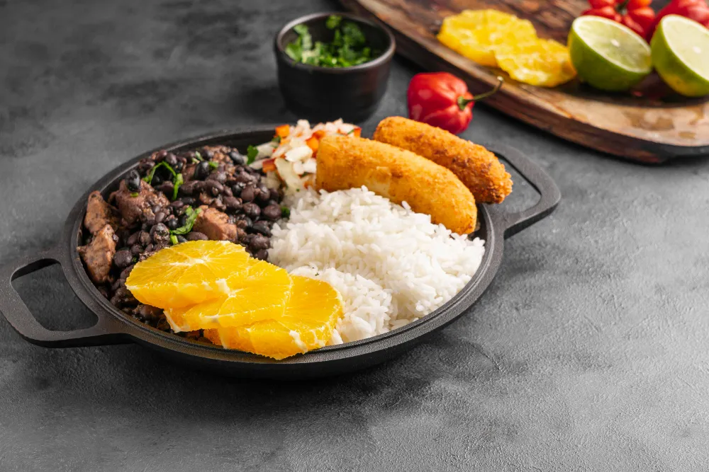 Mesa de comida brasileña tradicional