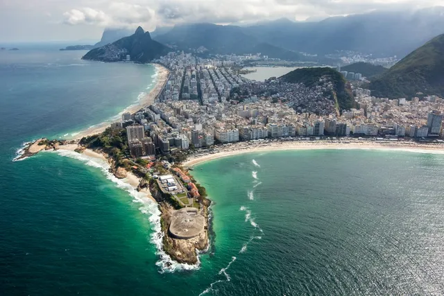 El Forte de Copacabana, en la punta de la playa
