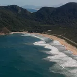 Vista aérea de la playa de Grumari