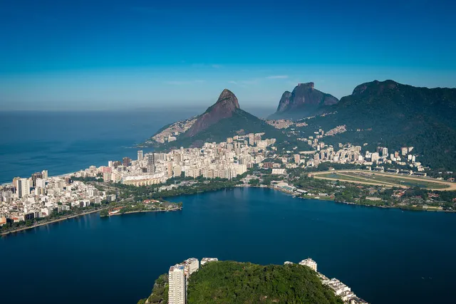 Vista aérea de la Lagoa Rodrigo de Freitas con el Morro Dois Irmãos y la Pedra da Gávea al fondo
