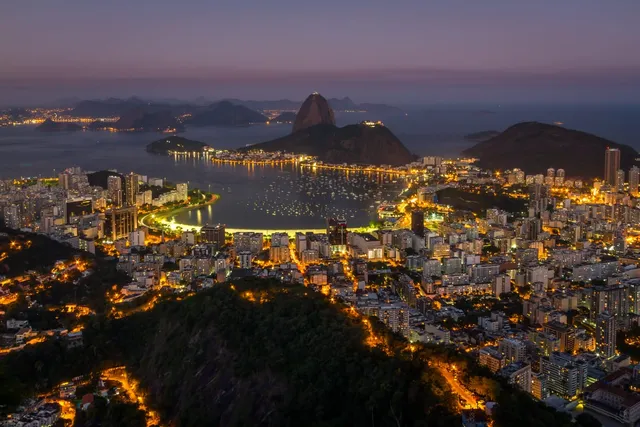 La bahía de Guanabara vista de noche desde el Mirante Dona Marta