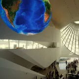 El interior del Museu do Amanhã, con su gran globo terráqueo suspendido