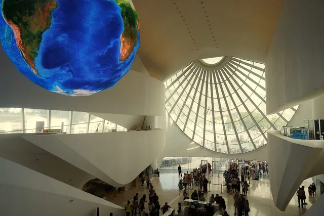 El interior del Museu do Amanhã, con su gran globo terráqueo suspendido