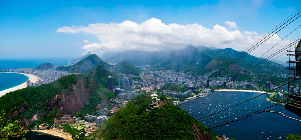 El teleférico del Pão de Açúcar cruzando la bahía con el morro al fondo