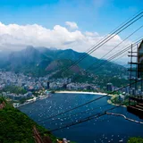El teleférico del Pão de Açúcar cruzando la bahía con el morro al fondo