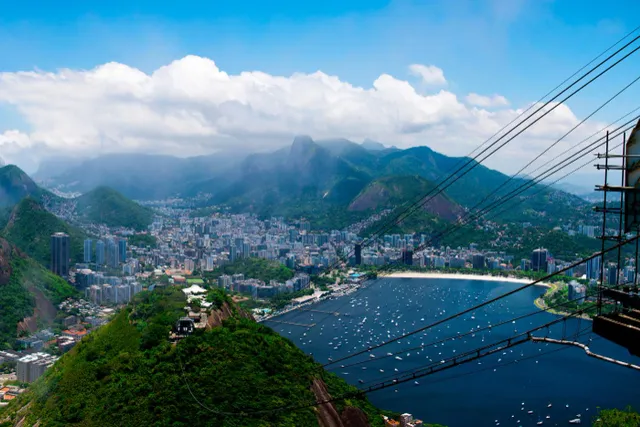 El teleférico del Pão de Açúcar cruzando la bahía con el morro al fondo