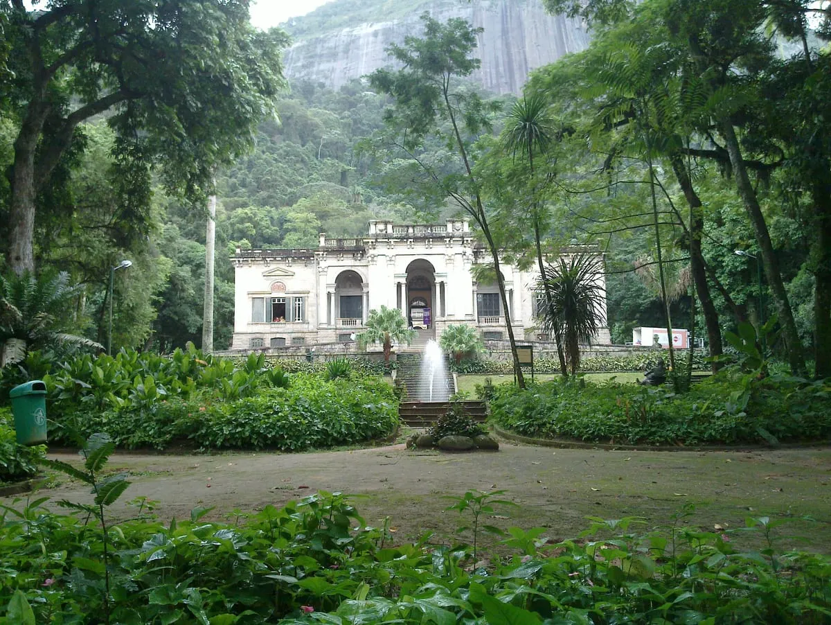 El palacete del Parque Lage, con la roca al fondo