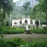El palacete del Parque Lage, con la roca al fondo