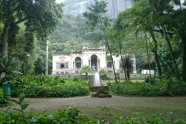 El palacete del Parque Lage, con la roca al fondo
