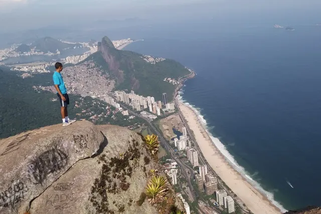 Vista desde la cima de la Pedra da Gávea, con São Conrado y el mar debajo