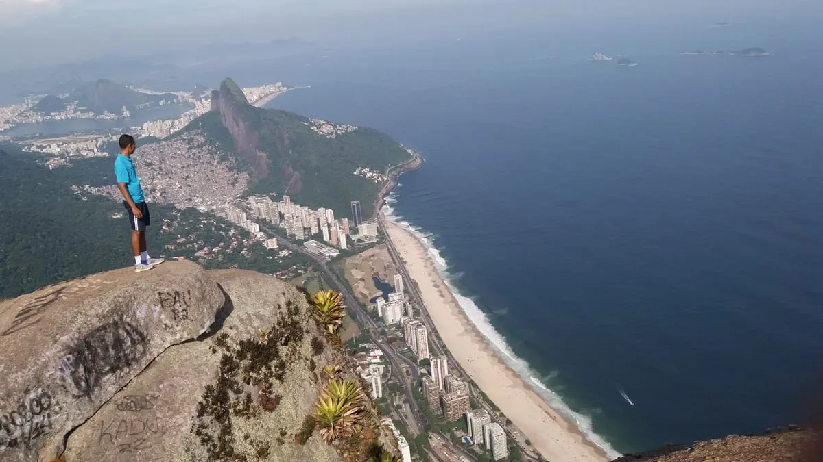 Vista desde la cima de la Pedra da Gávea, con São Conrado y el mar debajo