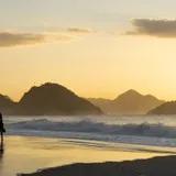 Panorámica de la playa de Ipanema con los Dois Irmãos al fondo