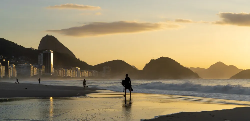 Panorámica de la playa de Ipanema con los Dois Irmãos al fondo