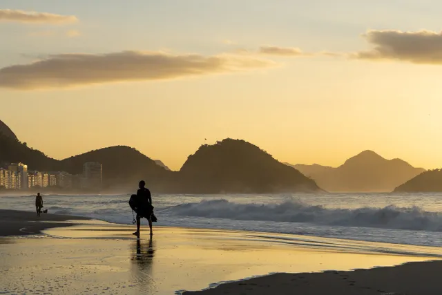 Panorámica de la playa de Ipanema con los Dois Irmãos al fondo