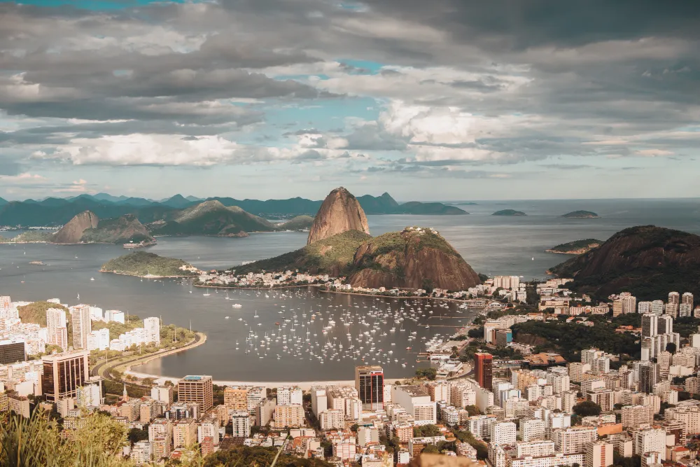 Cielo despejado sobre la costa de Río de Janeiro